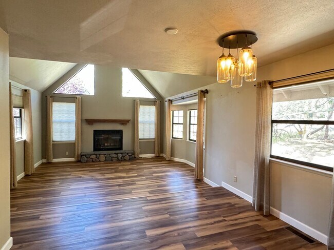 Building Photo - 3 Bedroom 2 Bath Home with Bonus Room larg...
