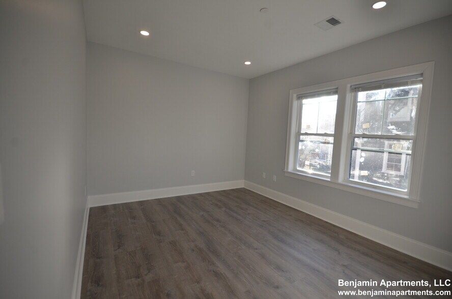 Building Photo - 128 Kenrick St