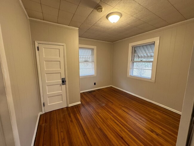 Building Photo - Available to Show