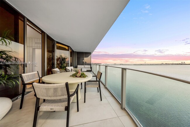 Building Photo - 700 NE 24th St