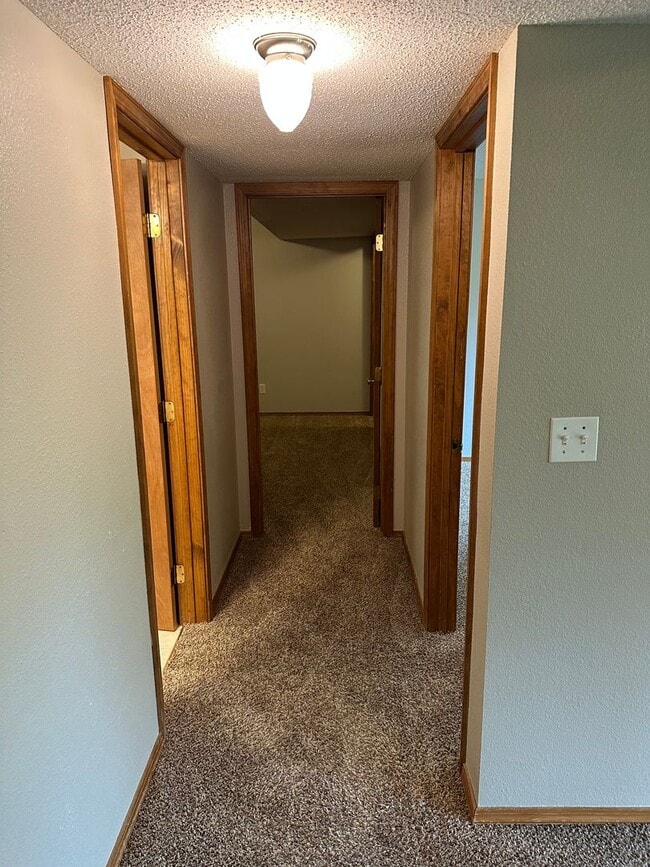 Building Photo - 4 Bed 2.5 Bath w/ Fenced Yard
