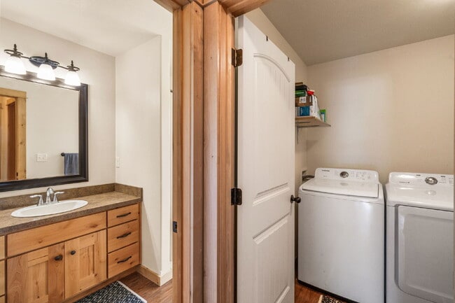 Building Photo - Spacious 3-Bed, 2-Bath Upper-Level Duplex