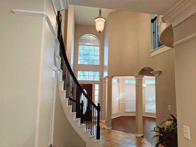 Building Photo - 26418 Creston Woods Dr