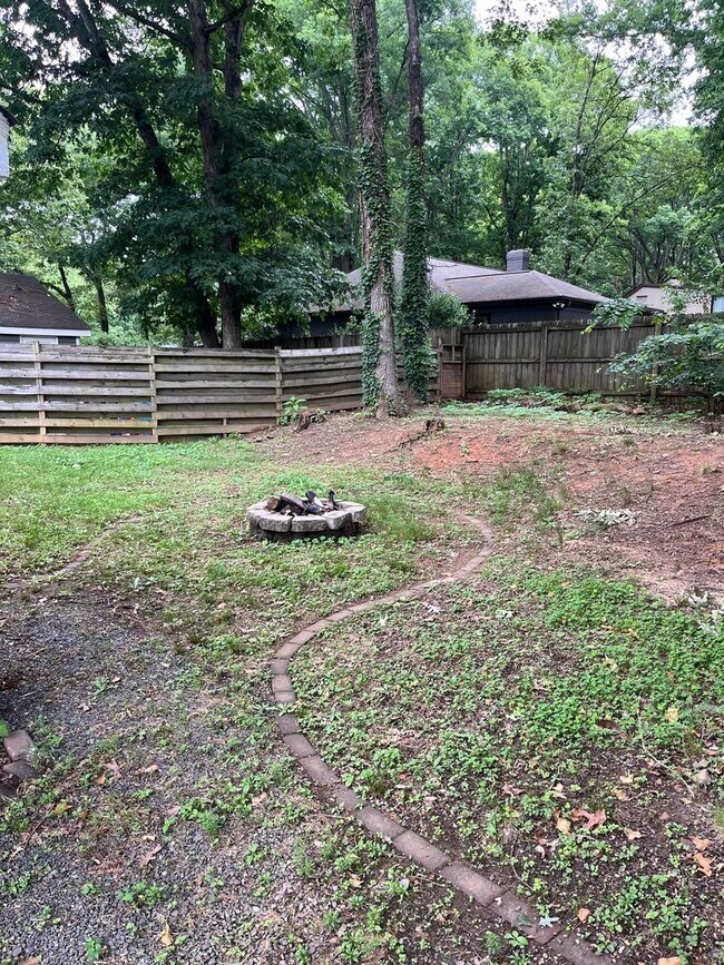 Building Photo - Lovely Two Bedroom in Charlotte!