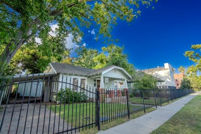 Building Photo - 407 E 27th St