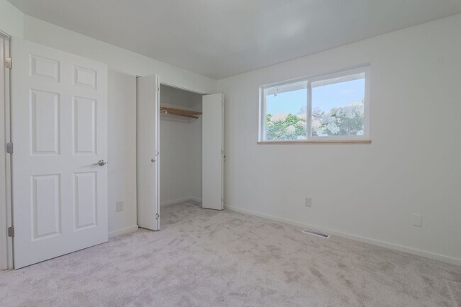 Building Photo - 1418