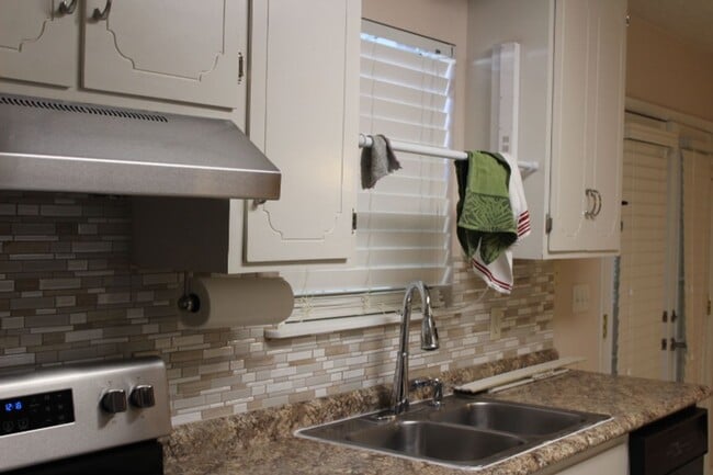 Building Photo - Quiet 3/2 Brick Home in Marianna