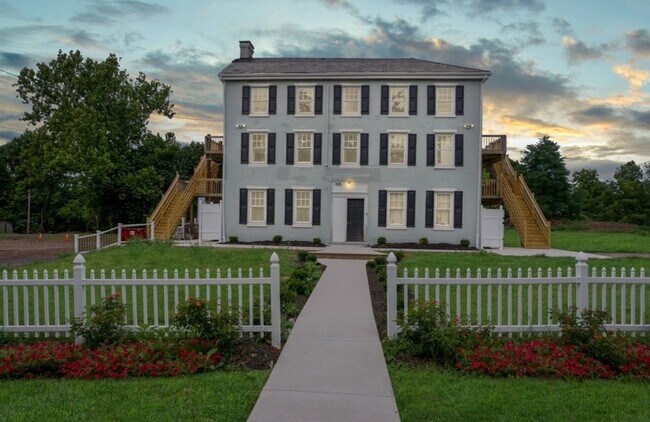 Primary Photo - Recently Renovated 2 Bed / 1 Bath in Colle...
