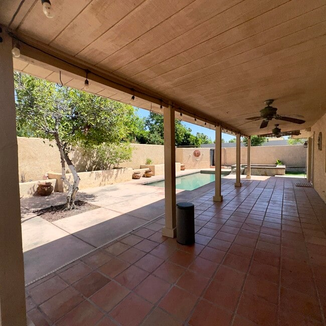 Building Photo - 40064 Silktree Ct