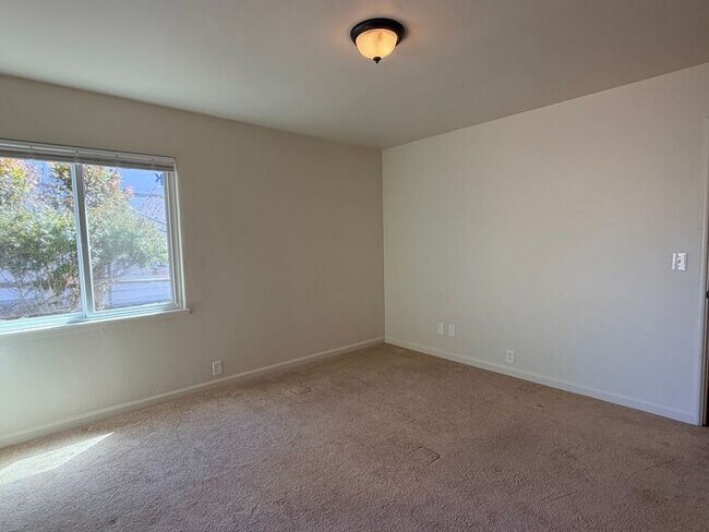 Building Photo - 3 Bed and 3 Bath Home Located Off of Forest Ave
