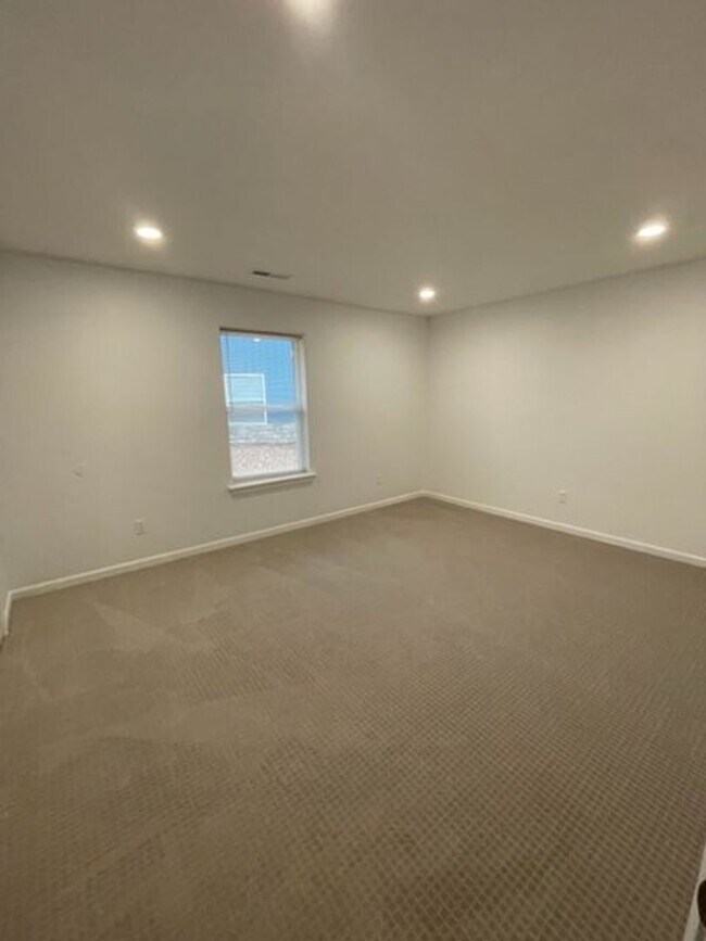 Building Photo - 419 E James Dr