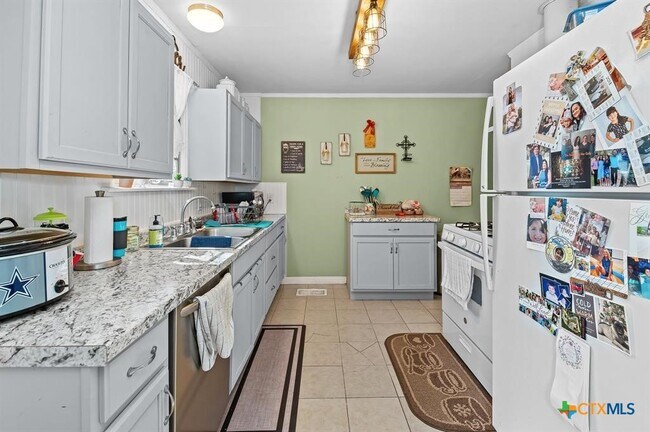Building Photo - 906 Debus Dr