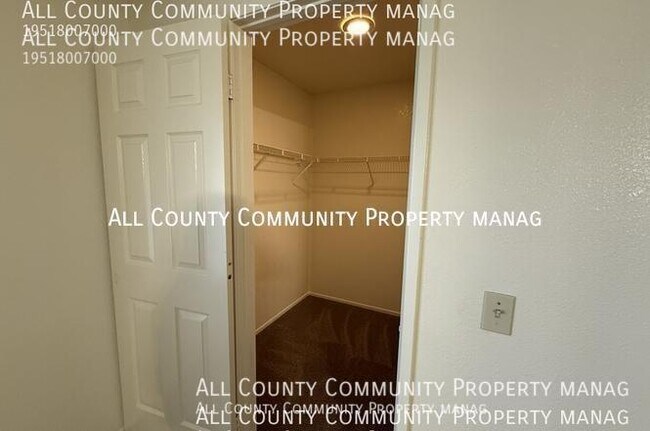 Building Photo - 2277 Oak Ave
