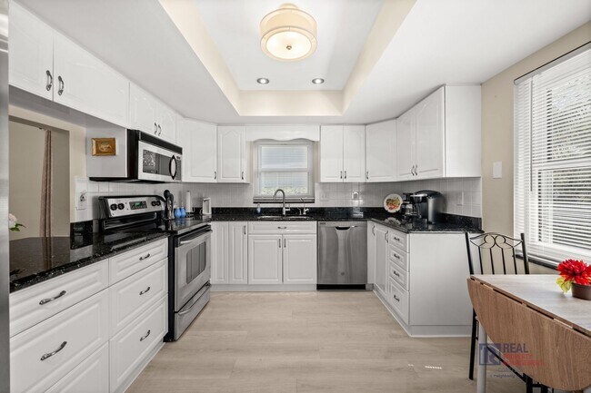 Building Photo - Charming 2BR/2BA Sarasota Retreat Near UTC - Annual Lease