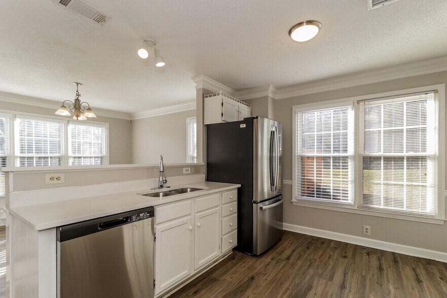 Building Photo - 5176 Ray Ct