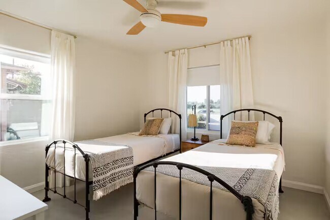 Building Photo - FARM VIEW BUNGALOW across from UofA Campus Farm! Available Today!