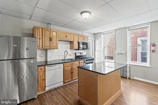 Building Photo - 307 Roxborough Ave