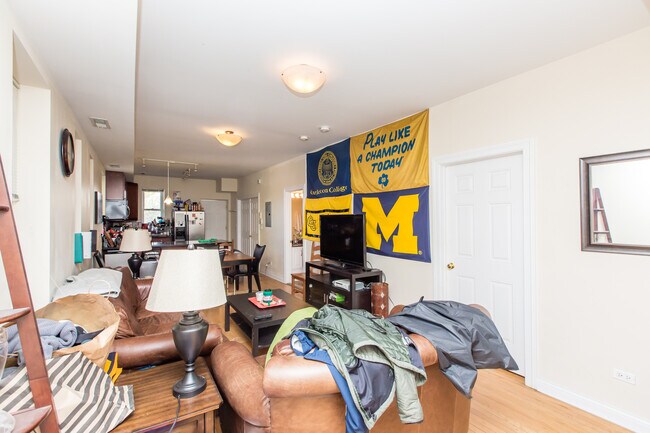 Building Photo - Massive 4bed/2bath DUPLEX in the HEART of Bucktown/Wicker Park! In-Unit Laundry! Central Air!