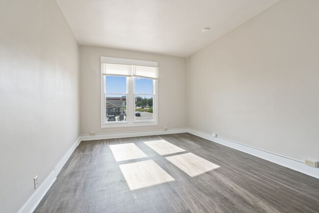 Building Photo - 2022 1/2 College St - Cedar Falls