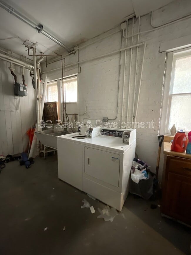 Building Photo - 7512 N Claremont Ave