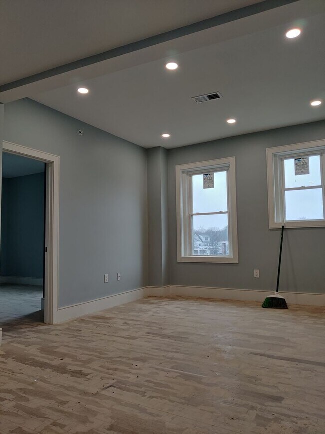 Building Photo - 3 bed 2 Bath on Washington Sq. Central Heat/AC, In-Unit Washer and Dryer, Steps from the T Stop
