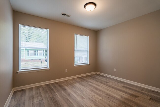 Building Photo - 600-635 Hilltop Dr-HT 2-Story 2bd/1ba