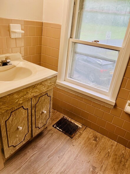 Large bathroom - 1 Amdurer Rd