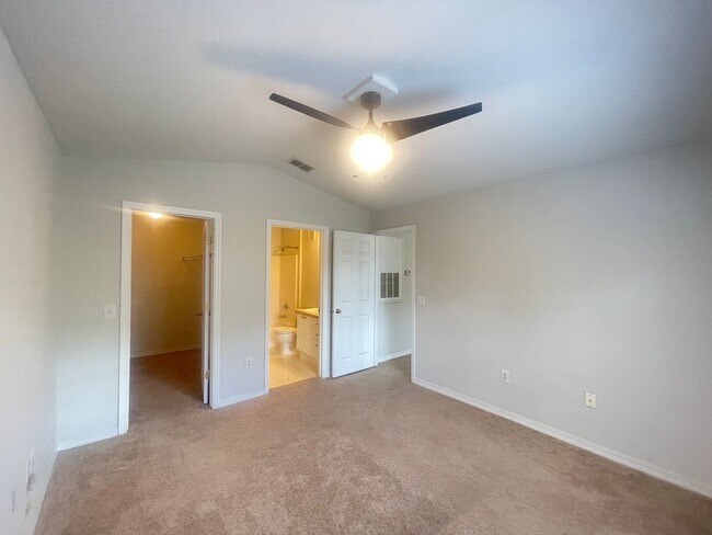 Building Photo - 1 Bedroom / 1 Bath Condo in Gated Communit...
