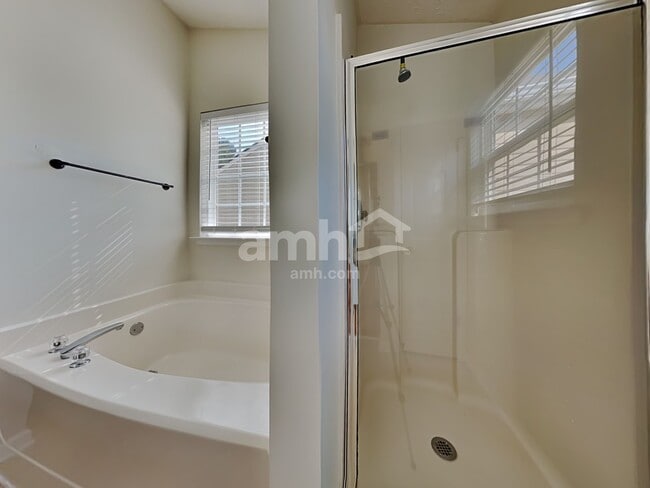 Building Photo - 307 Meadows Ln