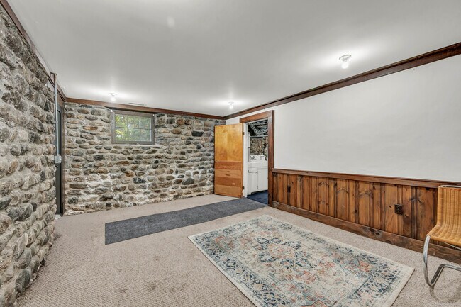 Building Photo - 118 Lake Dr