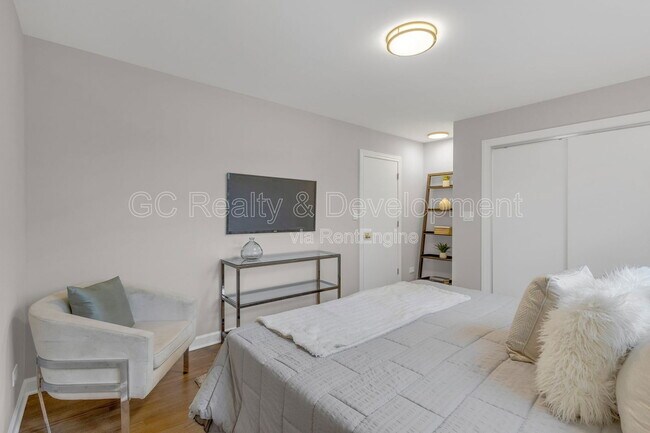 Building Photo - 6304 N Troy St