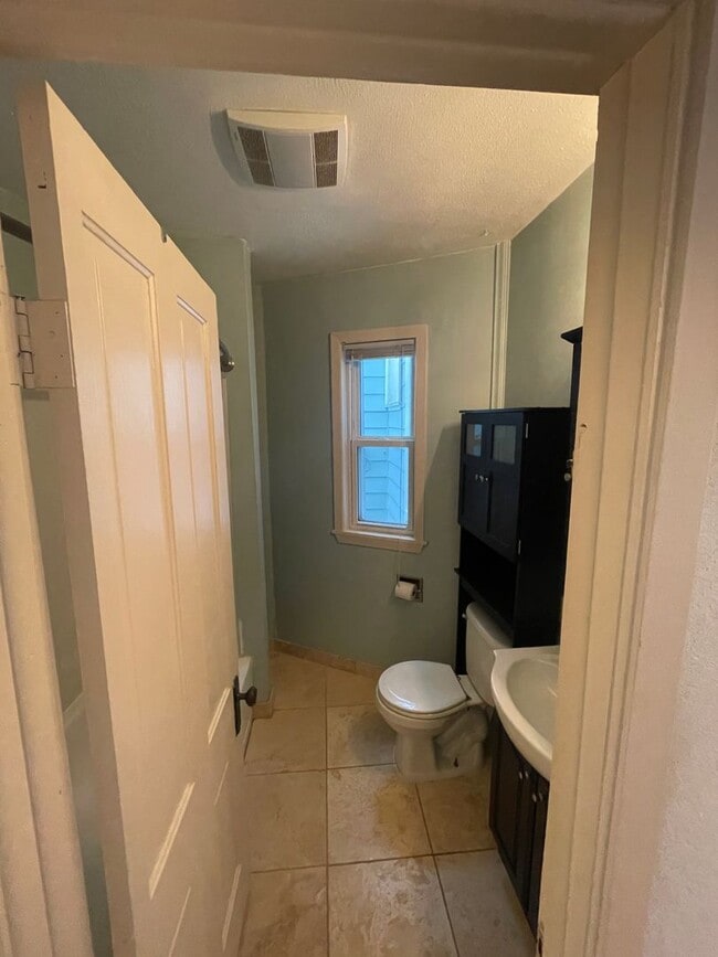 Building Photo - AVAILABLE NOW - 3 Bedroom/1.5 Bath Home wi...