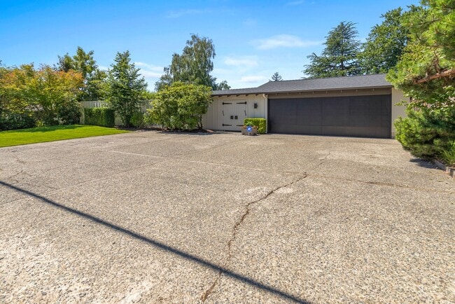 Building Photo - 3 bedroom 2 bath