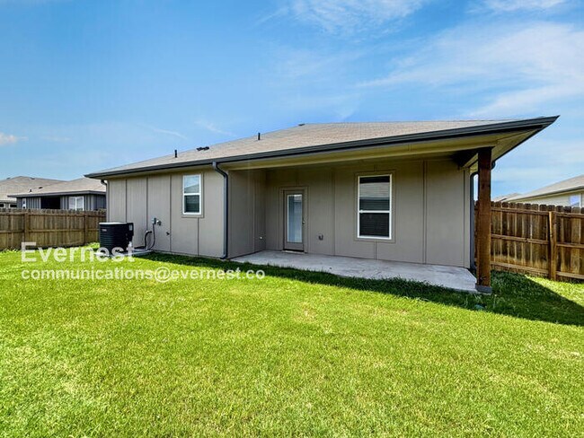Building Photo - 718 Freedom Cir