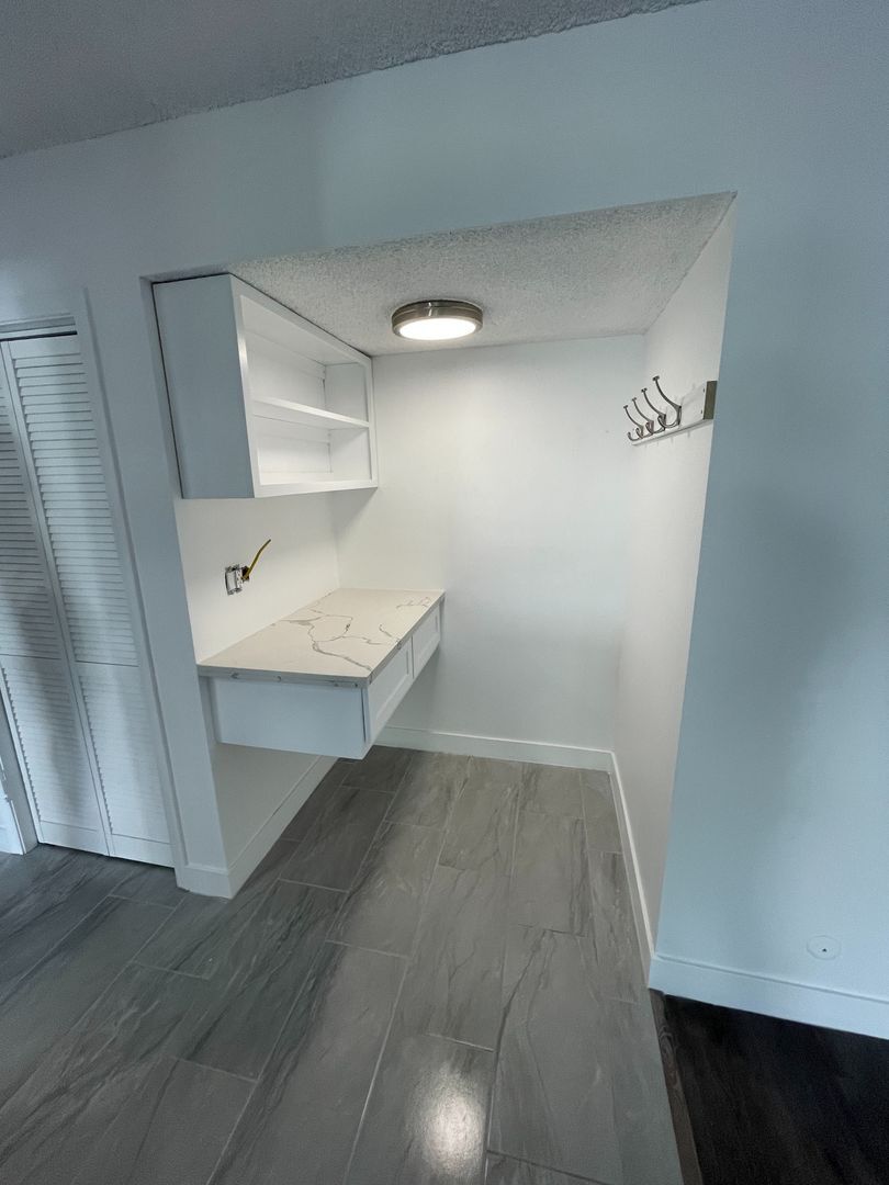 Building Photo - 825 S Bedford St