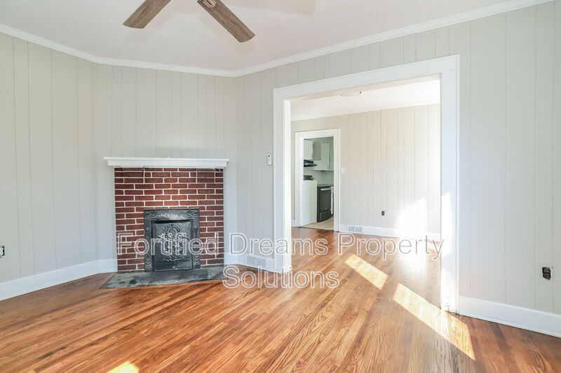 Building Photo - 815 Camel Ave