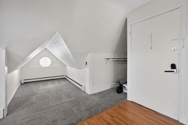 Building Photo - Charming 1-Bedroom Attic Apartment in the Heart of City Park West