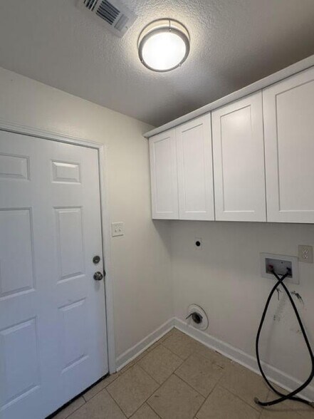 Building Photo - 10713 Plummer Cir