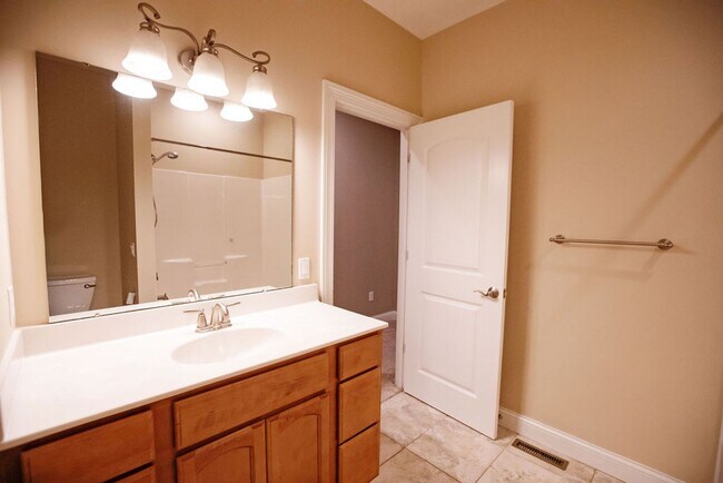 Building Photo - 3 Bed (with 4th bed potential downstairs),...