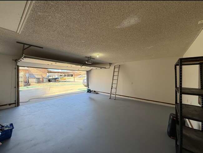 Building Photo - Welcome to this charming 3 bedroom, 2 bath...