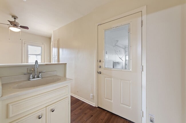 Building Photo - Available Now: Charming 3 Bed / 2 Bath in Rollingwood - Zoned to Eanes ISD - Large Yard