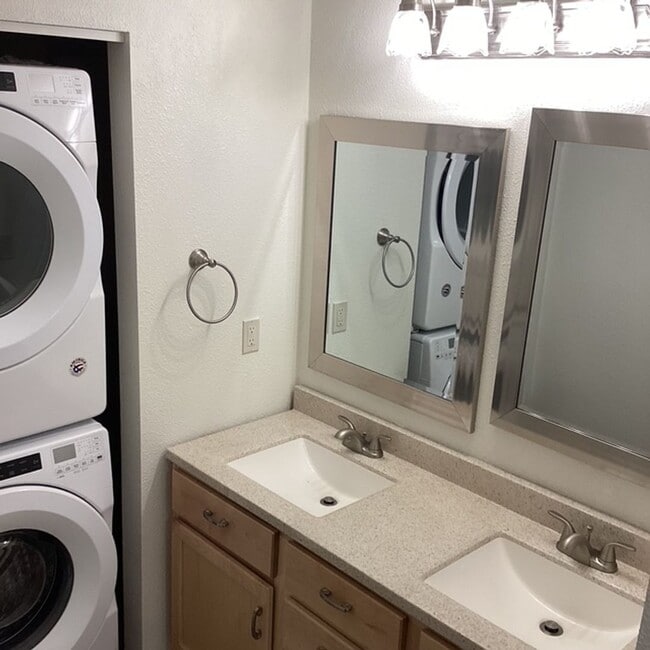 Building Photo - 1444 NW Canyon Dr