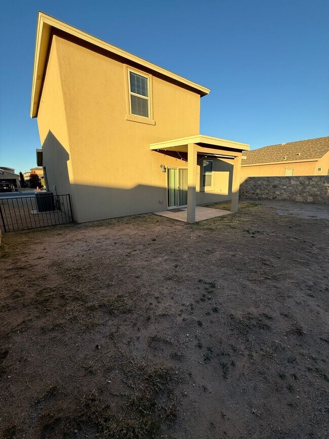 Building Photo - Charming 3BD/2.5BA with Garage in Legends West - Available Now!