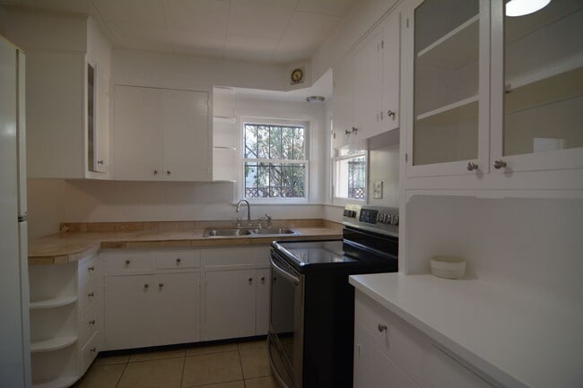 Building Photo - Charming 2 Bedroom 1 Bath Home! Close to the UofA!
