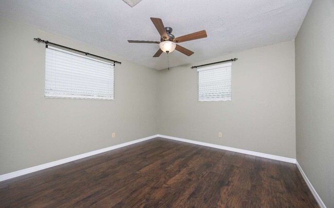 Building Photo - 1155 SE Magnolia Loop
