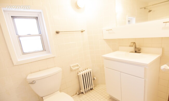 Building Photo - 305 W 90th St