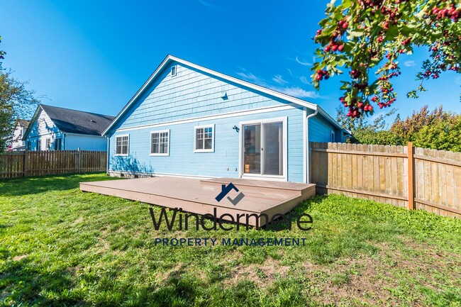 Building Photo - One-level home 3 bedroom home with fenced ...