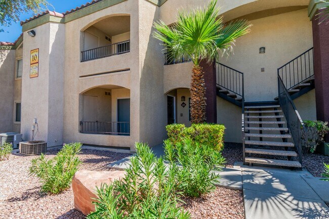 Building Photo - 2 Bedroom/2 Bathroom Condo in Quiet Gated Community- Centrally Located!!
