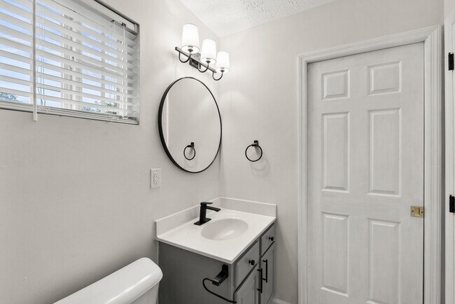 Building Photo - 2583 Woodhill Dr