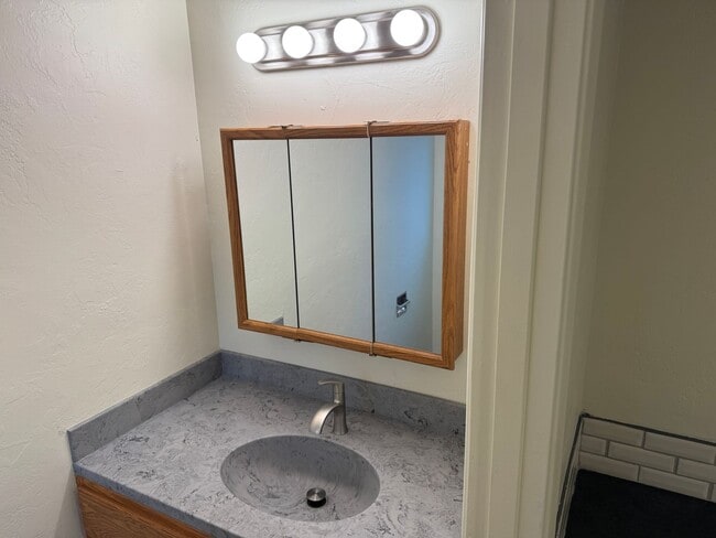 Building Photo - Beautifully updated 2 bedroom 1.5 bath duplex in Springfield!